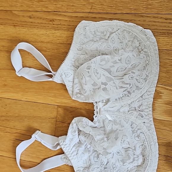 Pair of two Bali 34DD Lace 'N Smooth Underwire Bras - Picture 2 of 11